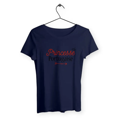 T-shirt femme avec l'inscription "Princesse portugaise", un modèle élégant et fier pour les femmes qui célèbrent leur héritage portugais avec une touche de royauté. Confortable et stylé, parfait pour afficher votre fierté culturelle avec humour et élégance.