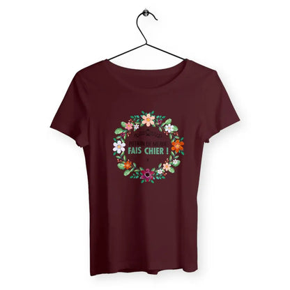 T-shirt femme avec l'inscription "Putain de merde fais chier", parfait pour celles qui aiment afficher un humour audacieux et sans filtre. Confortable et décalé, il exprime un message de frustration avec une touche d’irrévérence.