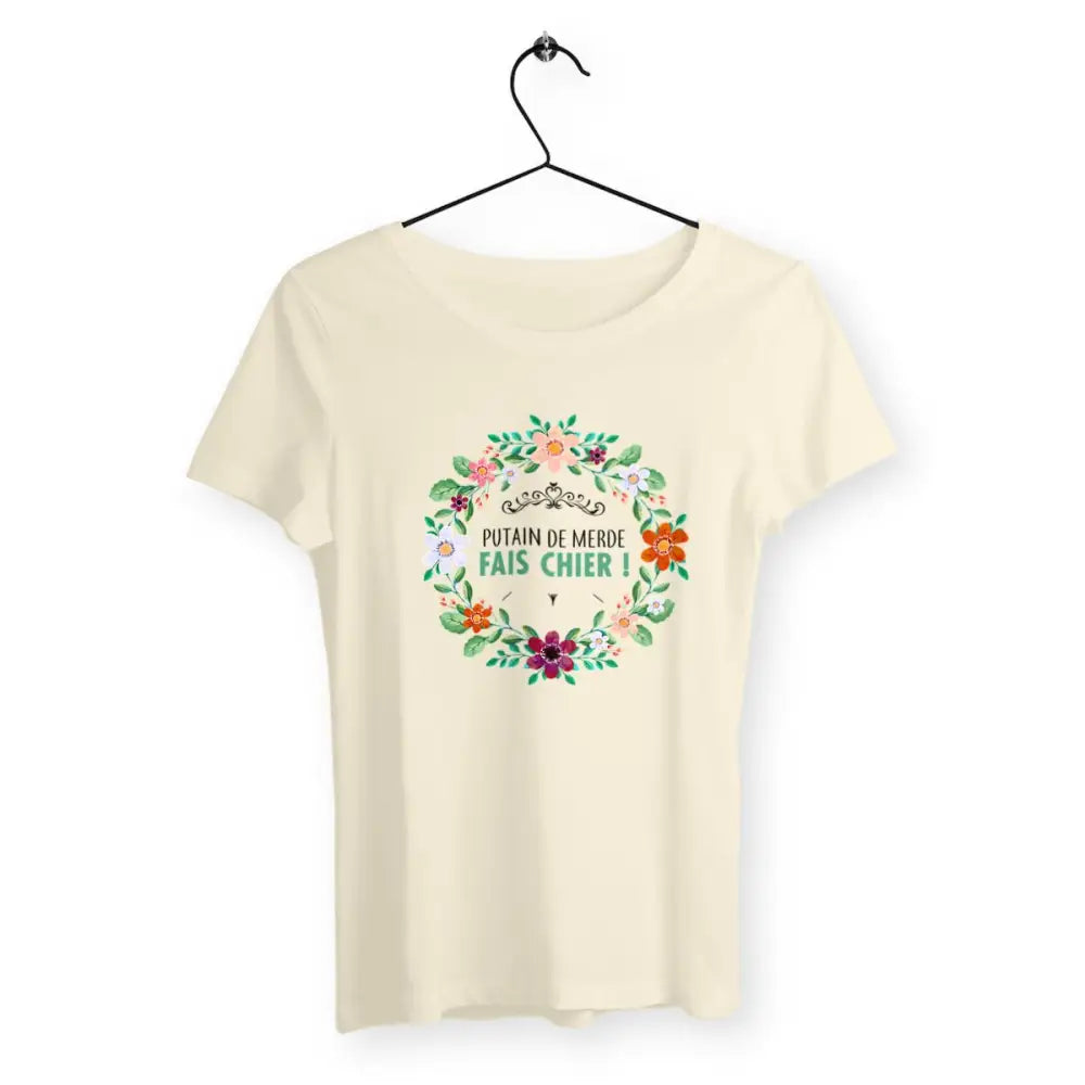 T-shirt femme avec l'inscription "Putain de merde fais chier", parfait pour celles qui aiment afficher un humour audacieux et sans filtre. Confortable et décalé, il exprime un message de frustration avec une touche d’irrévérence.