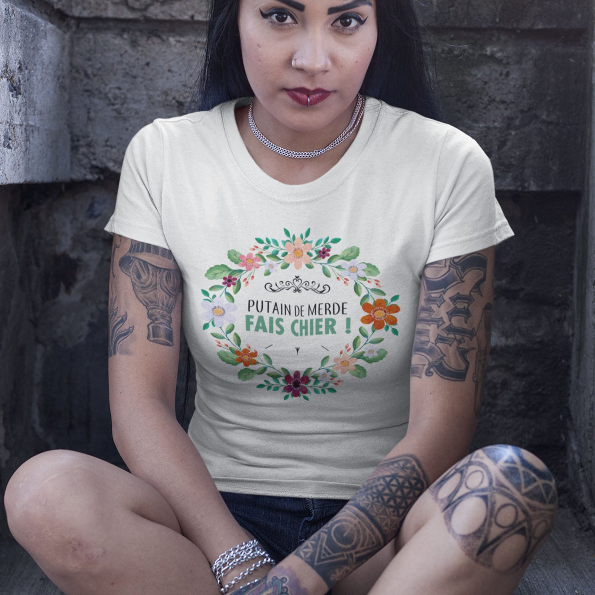 T-shirt femme avec l'inscription "Putain de merde fais chier", parfait pour celles qui aiment afficher un humour audacieux et sans filtre. Confortable et décalé, il exprime un message de frustration avec une touche d’irrévérence.