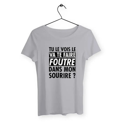 T-shirt femme avec l'inscription "Tu le vois le va te faire foutre dans mon sourire ?" – Un design audacieux et plein de caractère pour celles qui aiment afficher leur humour et leur franc-parler avec style. Parfait pour un look provocateur et décalé !