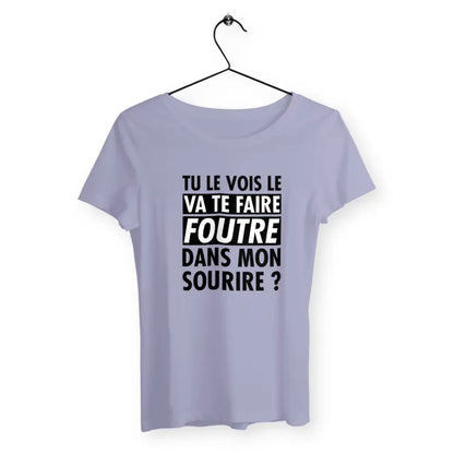 T-shirt femme avec l'inscription "Tu le vois le va te faire foutre dans mon sourire ?" – Un design audacieux et plein de caractère pour celles qui aiment afficher leur humour et leur franc-parler avec style. Parfait pour un look provocateur et décalé !