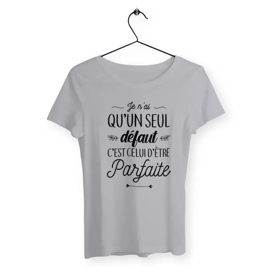 T-shirt femme avec l'inscription "Un seul défaut : parfaite", un modèle humoristique et audacieux pour celles qui assument leur perfection avec une touche d’ironie. Confortable et stylé, idéal pour afficher une attitude fun et décalée.