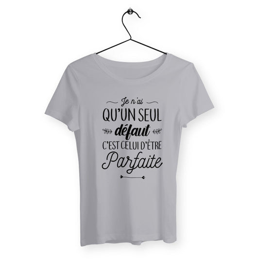 T-shirt femme avec l'inscription "Un seul défaut : parfaite", un modèle humoristique et audacieux pour celles qui assument leur perfection avec une touche d’ironie. Confortable et stylé, idéal pour afficher une attitude fun et décalée.