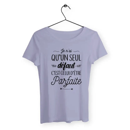 T-shirt femme avec l'inscription "Un seul défaut : parfaite", un modèle humoristique et audacieux pour celles qui assument leur perfection avec une touche d’ironie. Confortable et stylé, idéal pour afficher une attitude fun et décalée.
