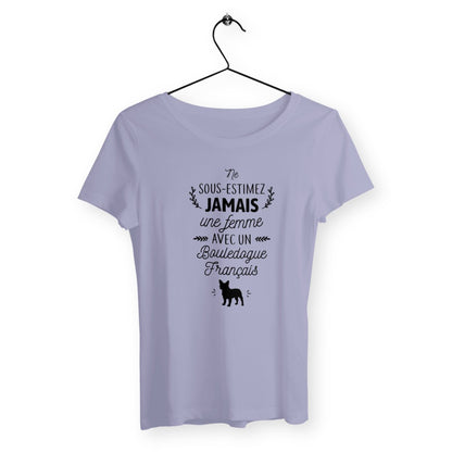 T-shirt femme avec l'inscription "Une femme avec un bouledogue français", parfait pour les amoureuses de cette race canine. Confortable et stylé, il célèbre la complicité entre une femme et son bouledogue français avec une touche de tendresse et d'humour.