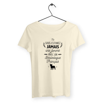 T-shirt femme avec l'inscription "Une femme avec un bouledogue français", parfait pour les amoureuses de cette race canine. Confortable et stylé, il célèbre la complicité entre une femme et son bouledogue français avec une touche de tendresse et d'humour.