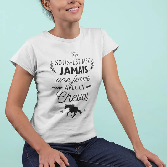 T-shirt femme avec l'inscription "Une femme avec un cheval", parfait pour les passionnées d’équitation. Confortable et élégant, il reflète l’amour du cheval et la connexion unique entre une cavalière et sa monture.
