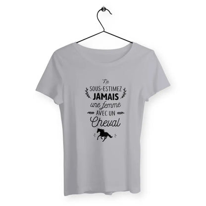 T-shirt femme avec l'inscription "Une femme avec un cheval", parfait pour les passionnées d’équitation. Confortable et élégant, il reflète l’amour du cheval et la connexion unique entre une cavalière et sa monture.
