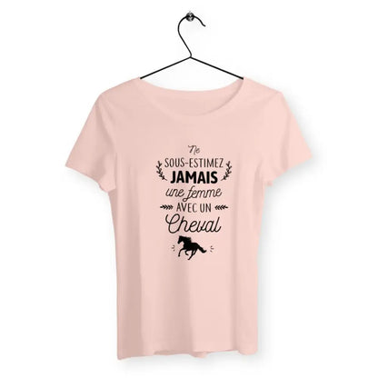 T-shirt femme avec l'inscription "Une femme avec un cheval", parfait pour les passionnées d’équitation. Confortable et élégant, il reflète l’amour du cheval et la connexion unique entre une cavalière et sa monture.