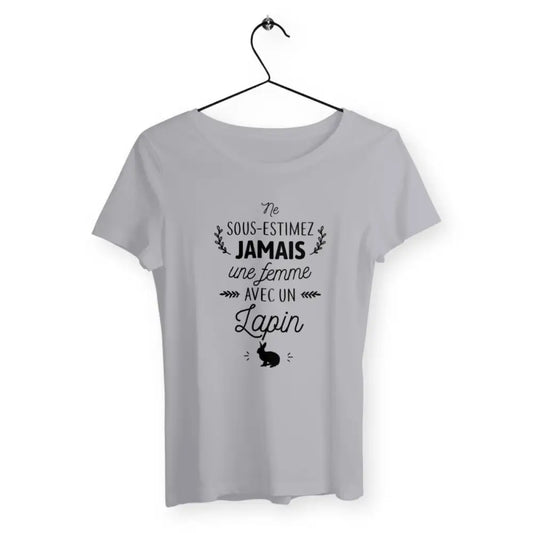 T-shirt femme avec l'inscription "Une femme avec un lapin", parfait pour les amoureuses de ces petits compagnons à grandes oreilles. Confortable et stylé, il célèbre l'amour et la complicité entre une femme et son lapin avec une touche de douceur et de mignonnerie.
