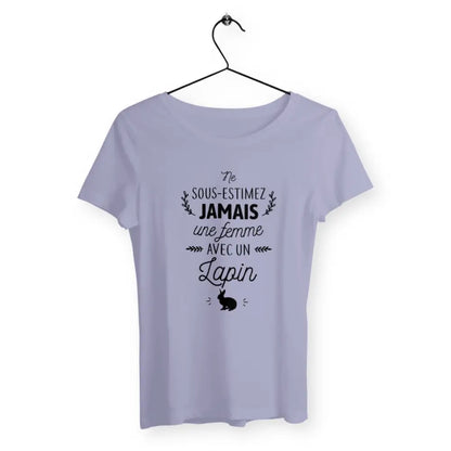 T-shirt femme avec l'inscription "Une femme avec un lapin", parfait pour les amoureuses de ces petits compagnons à grandes oreilles. Confortable et stylé, il célèbre l'amour et la complicité entre une femme et son lapin avec une touche de douceur et de mignonnerie.