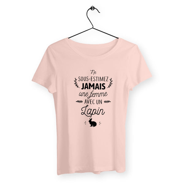 T-shirt femme - Une femme avec un lapin - #shop_name - Premium Plus