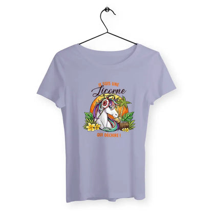 T-shirt femme avec l'inscription "Une licorne qui déchire", un modèle fun et coloré pour celles qui aiment l'univers magique et original des licornes. Confortable et stylé, parfait pour ajouter une touche de fantaisie à votre garde-robe.