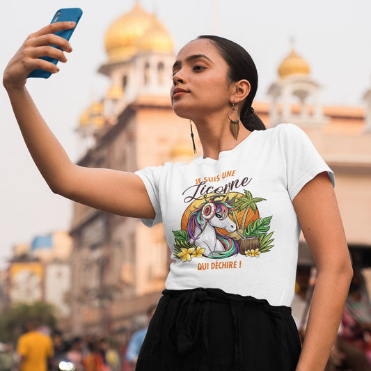 T-shirt femme avec l'inscription "Une licorne qui déchire", un modèle fun et coloré pour celles qui aiment l'univers magique et original des licornes. Confortable et stylé, parfait pour ajouter une touche de fantaisie à votre garde-robe.