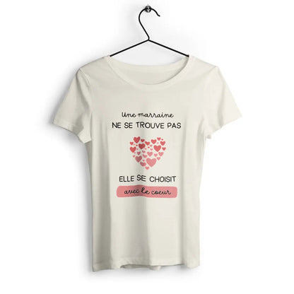 T-shirt femme avec l'inscription 'Une marraine ne se trouve pas elle se choisit avec le cœur', parfait pour célébrer l'amour et la tendresse d'une marraine avec un message touchant.