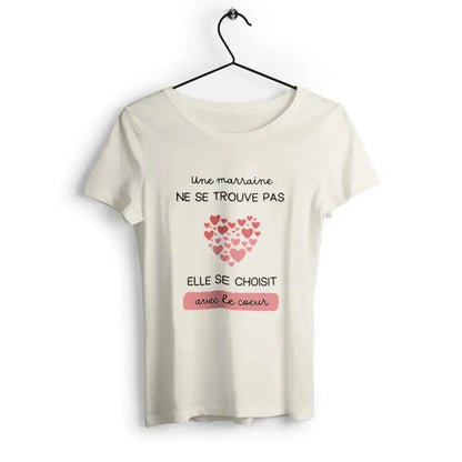 T-shirt femme avec l'inscription 'Une marraine ne se trouve pas elle se choisit avec le cœur', parfait pour célébrer l'amour et la tendresse d'une marraine avec un message touchant.