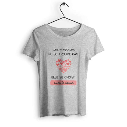T-shirt femme avec l'inscription 'Une marraine ne se trouve pas elle se choisit avec le cœur', parfait pour célébrer l'amour et la tendresse d'une marraine avec un message touchant.