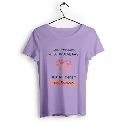 T-shirt femme avec l'inscription 'Une marraine ne se trouve pas elle se choisit avec le cœur', parfait pour célébrer l'amour et la tendresse d'une marraine avec un message touchant.