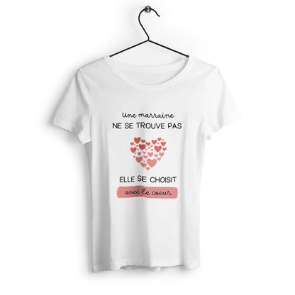 T-shirt femme avec l'inscription 'Une marraine ne se trouve pas elle se choisit avec le cœur', parfait pour célébrer l'amour et la tendresse d'une marraine avec un message touchant.