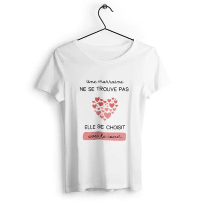 T-shirt femme avec l'inscription 'Une marraine ne se trouve pas elle se choisit avec le cœur', parfait pour célébrer l'amour et la tendresse d'une marraine avec un message touchant.