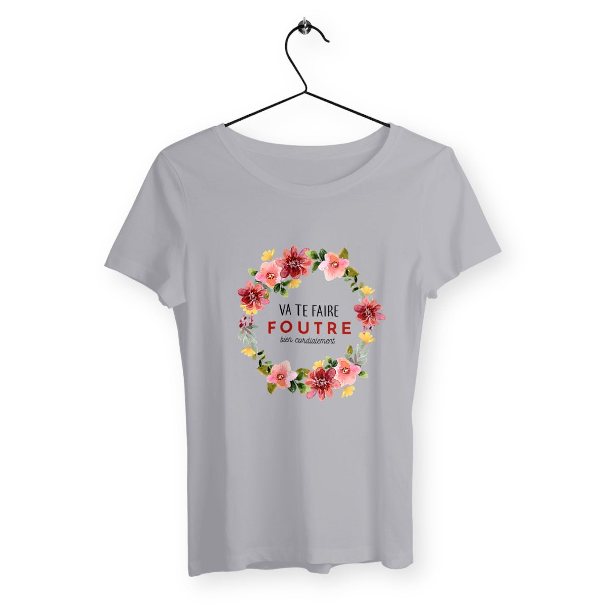 T-shirt femme avec l'inscription "Va te faire foutre bien cordialement", un modèle audacieux et provocateur pour celles qui aiment l'humour sans filtre. Confortable et stylé, idéal pour afficher une attitude rebelle avec une touche d'ironie.