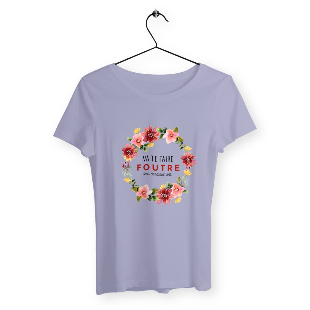 T-shirt femme avec l'inscription "Va te faire foutre bien cordialement", un modèle audacieux et provocateur pour celles qui aiment l'humour sans filtre. Confortable et stylé, idéal pour afficher une attitude rebelle avec une touche d'ironie.