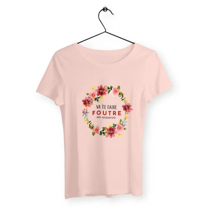 T-shirt femme avec l'inscription "Va te faire foutre bien cordialement", un modèle audacieux et provocateur pour celles qui aiment l'humour sans filtre. Confortable et stylé, idéal pour afficher une attitude rebelle avec une touche d'ironie.