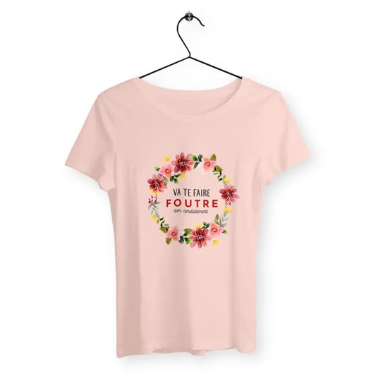 T-shirt femme avec l'inscription "Va te faire foutre bien cordialement", un modèle audacieux et provocateur pour celles qui aiment l'humour sans filtre. Confortable et stylé, idéal pour afficher une attitude rebelle avec une touche d'ironie.