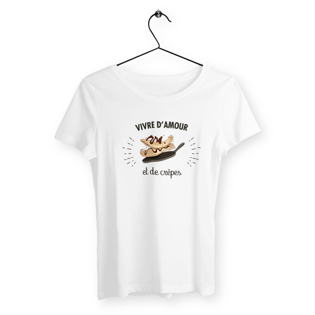 T-shirt femme avec l'inscription "Vivre d'amour et de crêpes", parfait pour les gourmandes et les romantiques. Confortable et stylé, il combine une touche d'humour et de douceur avec un message léger et délicieux.