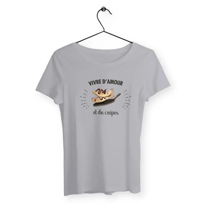 T-shirt femme avec l'inscription "Vivre d'amour et de crêpes", parfait pour les gourmandes et les romantiques. Confortable et stylé, il combine une touche d'humour et de douceur avec un message léger et délicieux.