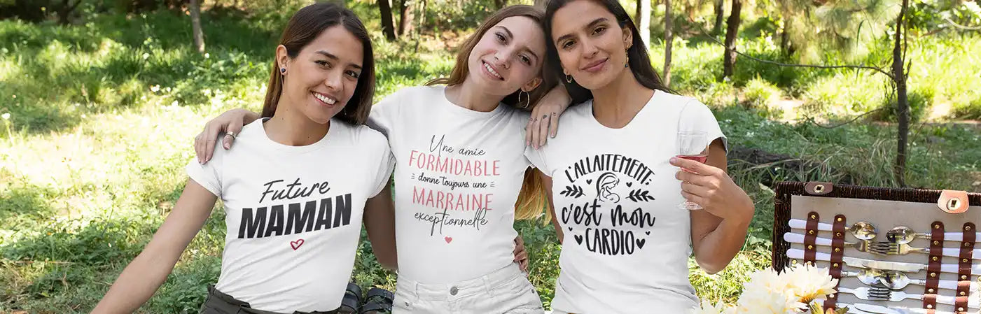 Trois femmes portant des t-shirts blancs.